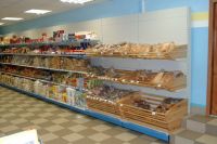 Специализированные стеллажи СК100 в магазине (Комплектация: 2 хлебные полки и 1 хлебный короб)